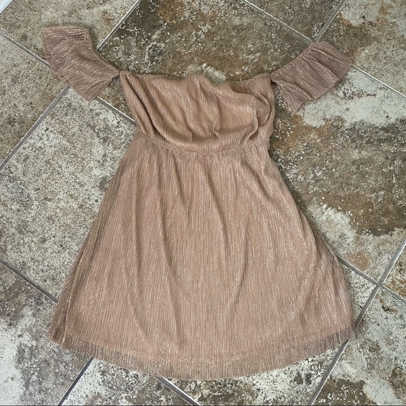 Light pink and gold Kimchi Blue Sz XS Women’s cocktail dress - Picture 3 of 5